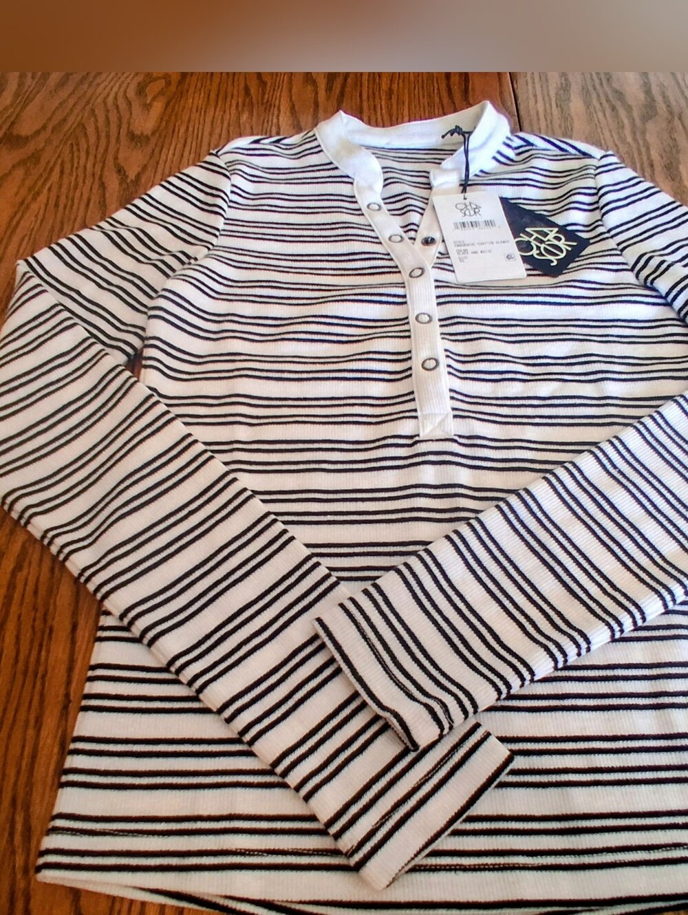 NWT Ladies Top By CHASER.  Snap Front,whitw ,black, Sz Xs, M